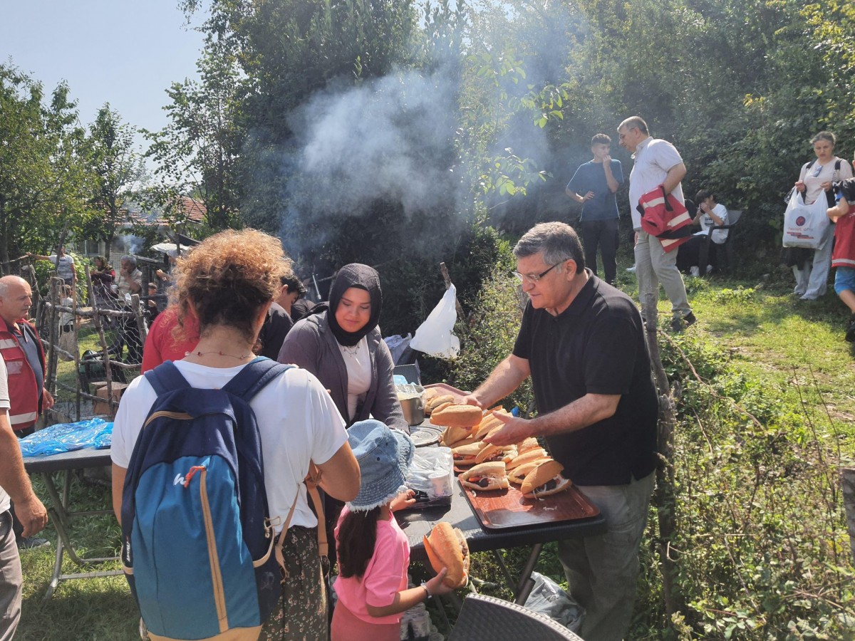 Koruyucu aileler ve çocuklarla piknik yaptılar