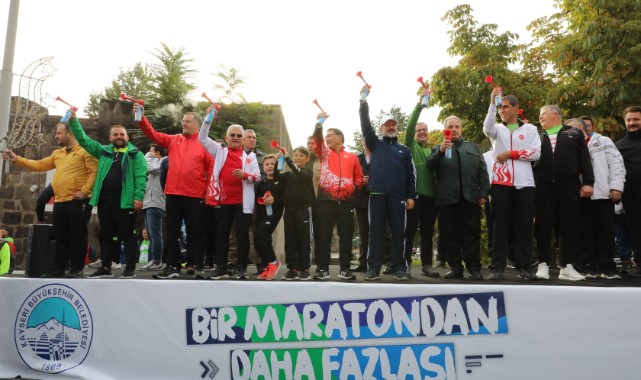 Vali Çiçek, Kayseri Yarı Maratonu'nda koştu