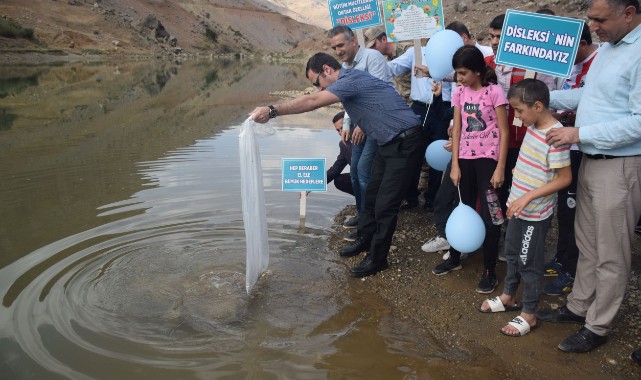 Disleksi hastası çocuklarla, yavru balıkları serin sulara bıraktı