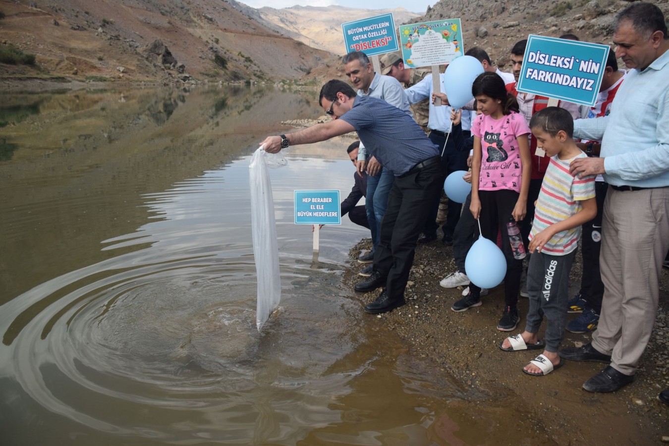 Disleksi hastası çocuklarla, yavru balıkları serin sulara bıraktı