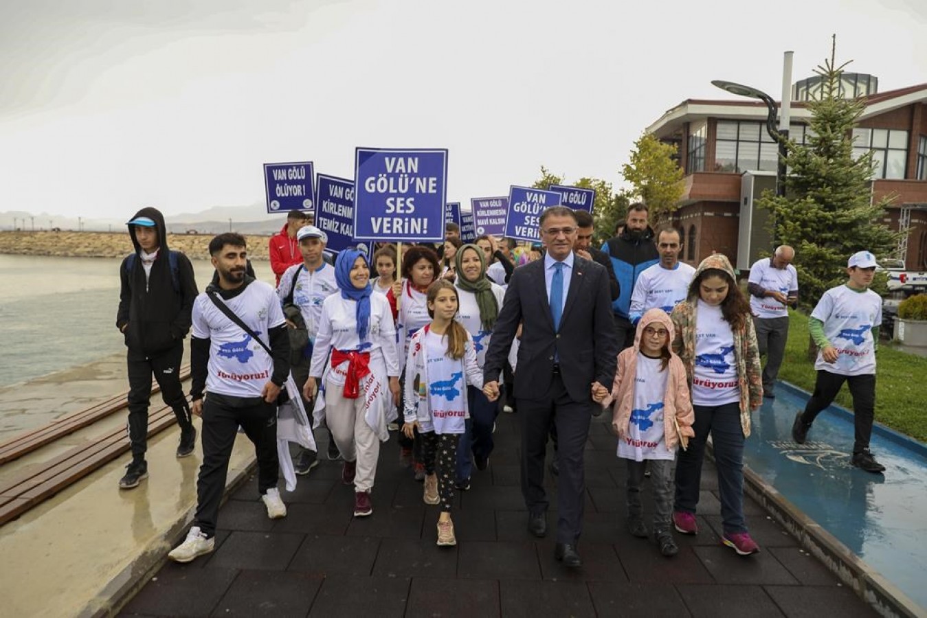 Vali Balcı, Van Gölü için yürüyenlere destek verdi;