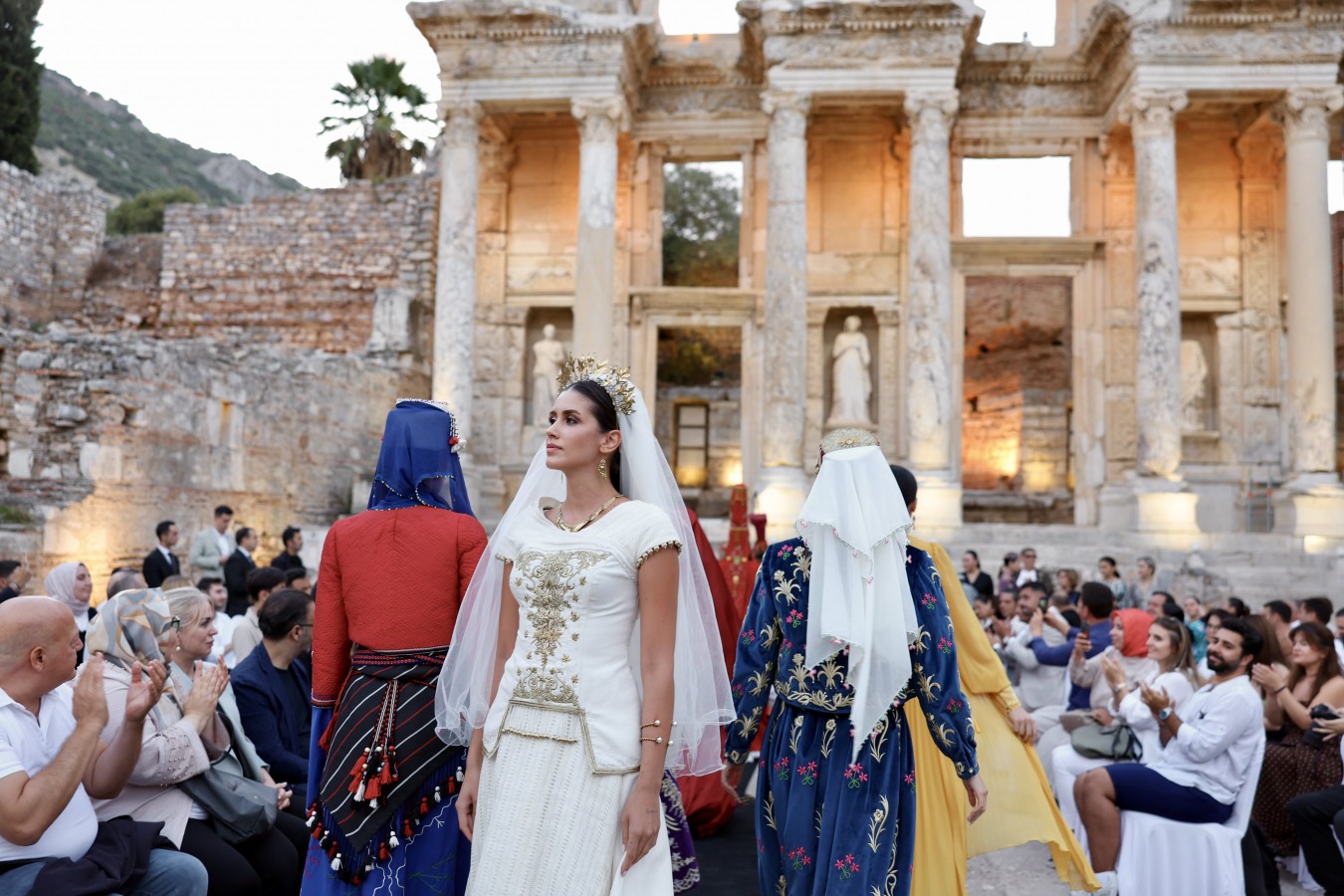 Efes Antik Kenti'nde Türk modası rüzgarı esti;