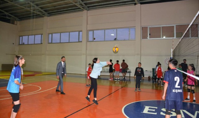 Gençlerle voleybol oynadı