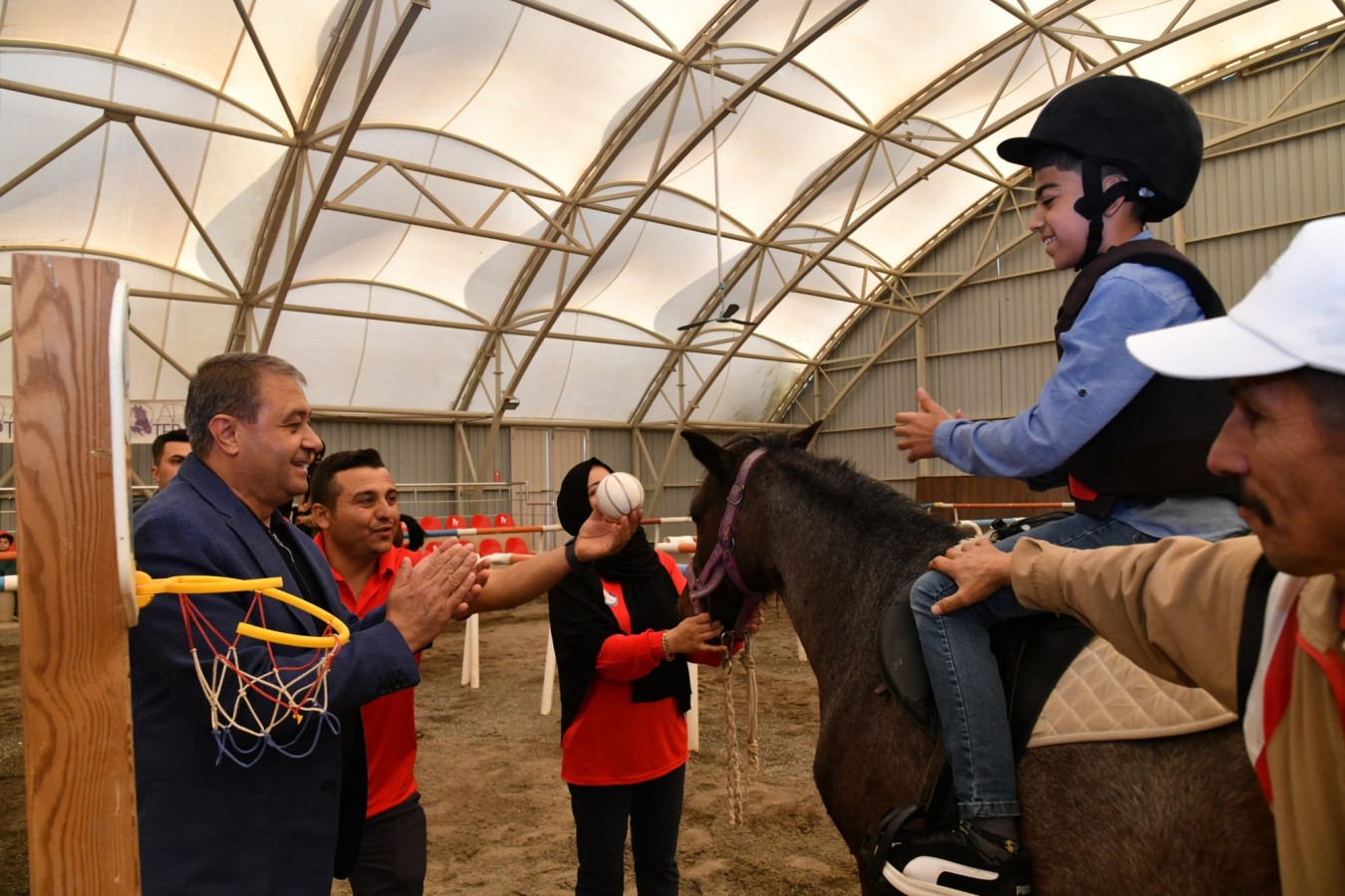 Şanlıurfa'da özel çocuklara, atla terapi desteği;