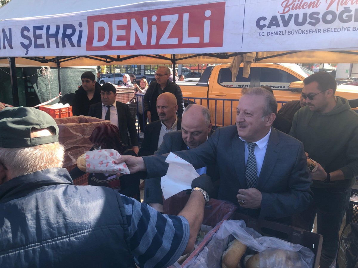 Kaymakam Demir, vatandaşlara balık-ekmek ikram etti;