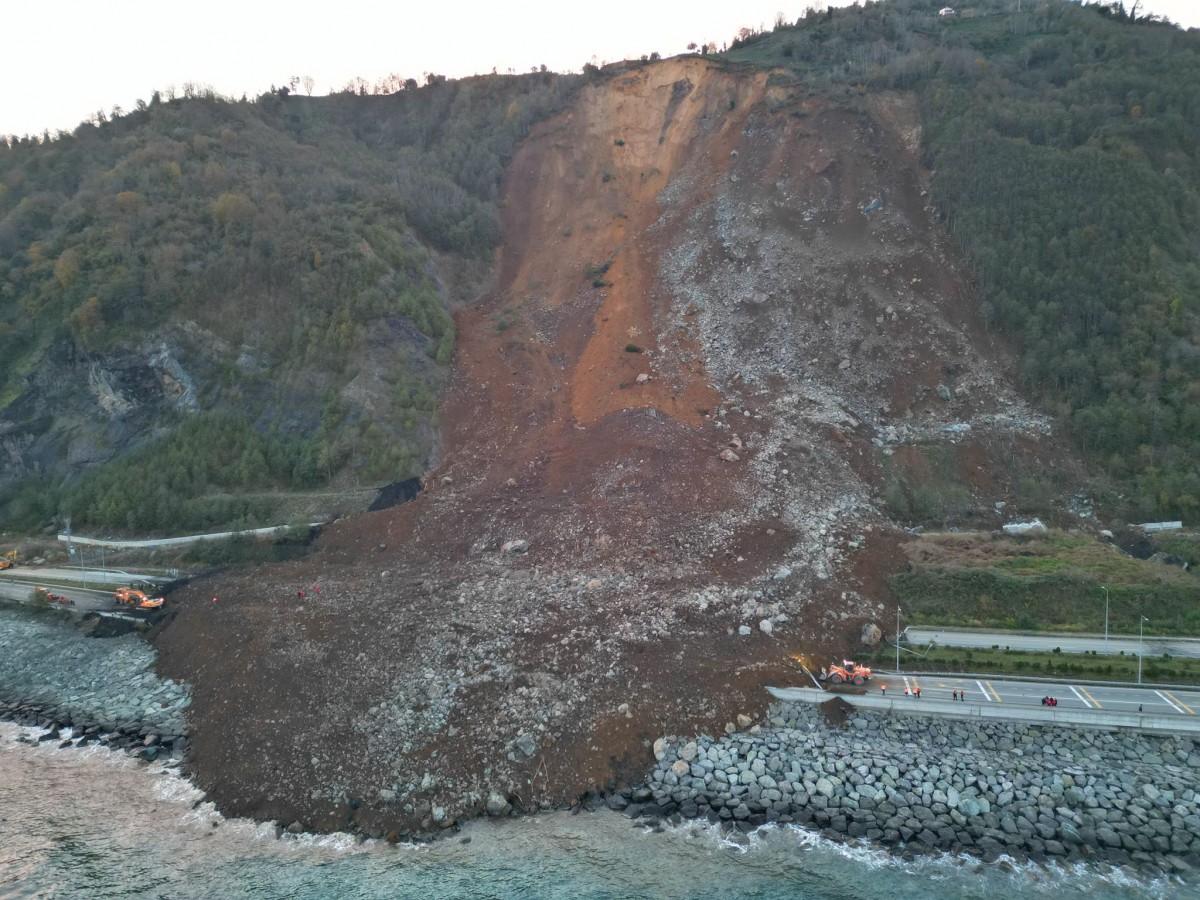 Heyelan nedeniyle kapanan Karadeniz Sahil Yolu açıldı;