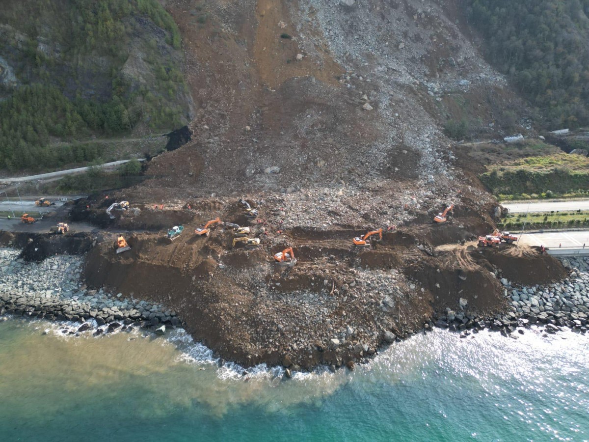 Karadeniz Sahil Yolu'ndaki heyelandan acı haber;