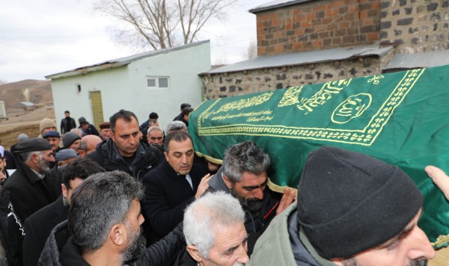 Servis kazasında ölen öğrencinin tabutuna omuz verdi