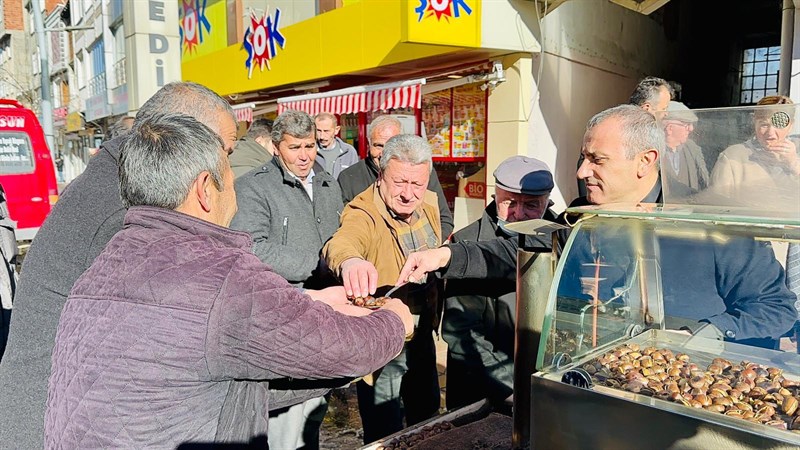 Validen vatandaşlara kestane ikramı