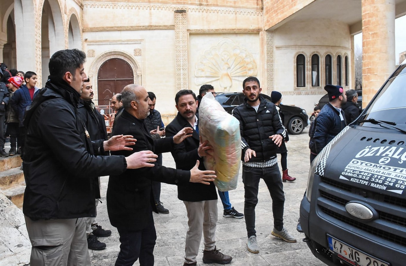 Nusaybin'den deprem bölgesine 124 tır yardım;