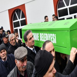 Vali Baruş, şehit babasını son yolculuğuna uğurladı