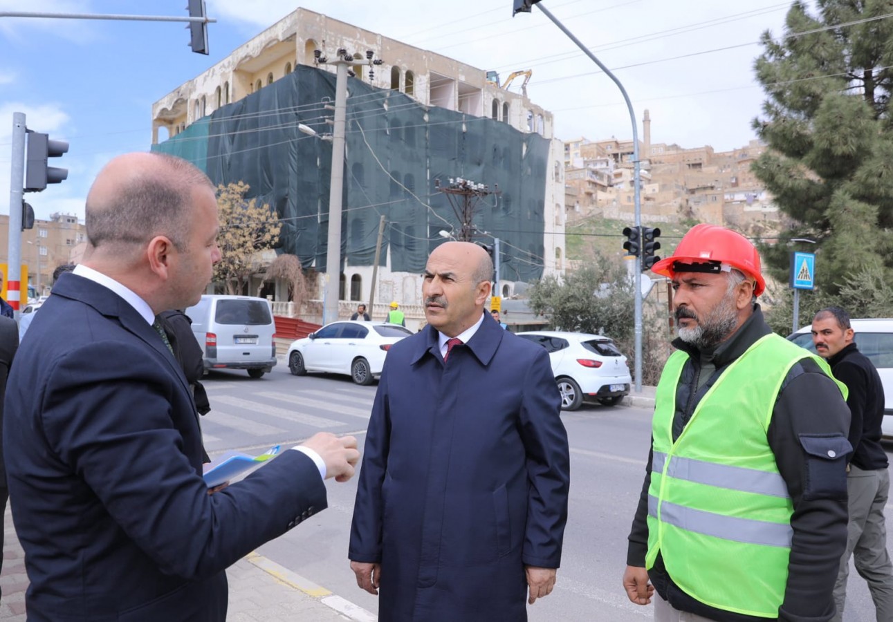 Mardin'in dokusunu bozan betonarme binaların yıkımı sürüyor