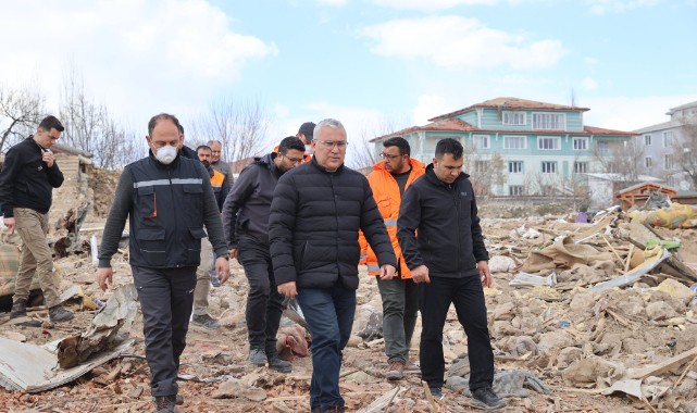 Doğanşehir’de enkaz kaldırma çalışmaları son sürat