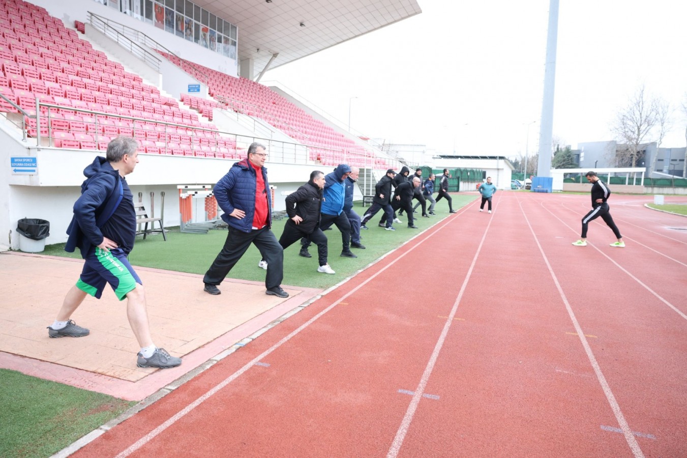 Vali ve protokol üyelerinden sabah sporu;