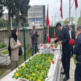 Bayramda şehit mezarlarına karanfil bıraktı