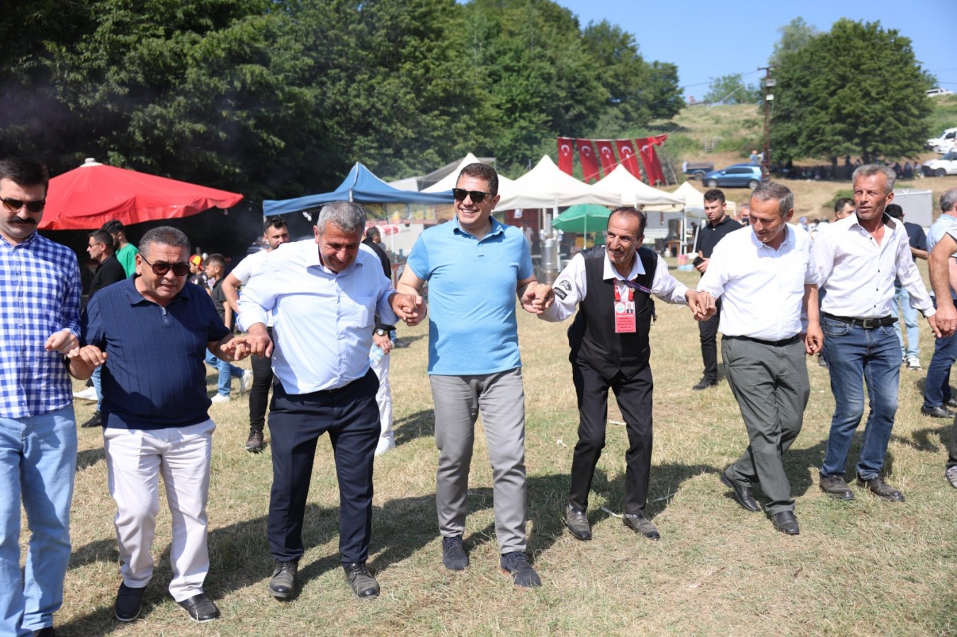 Şenliğe katılan Vali Aslan, horon oynadı;