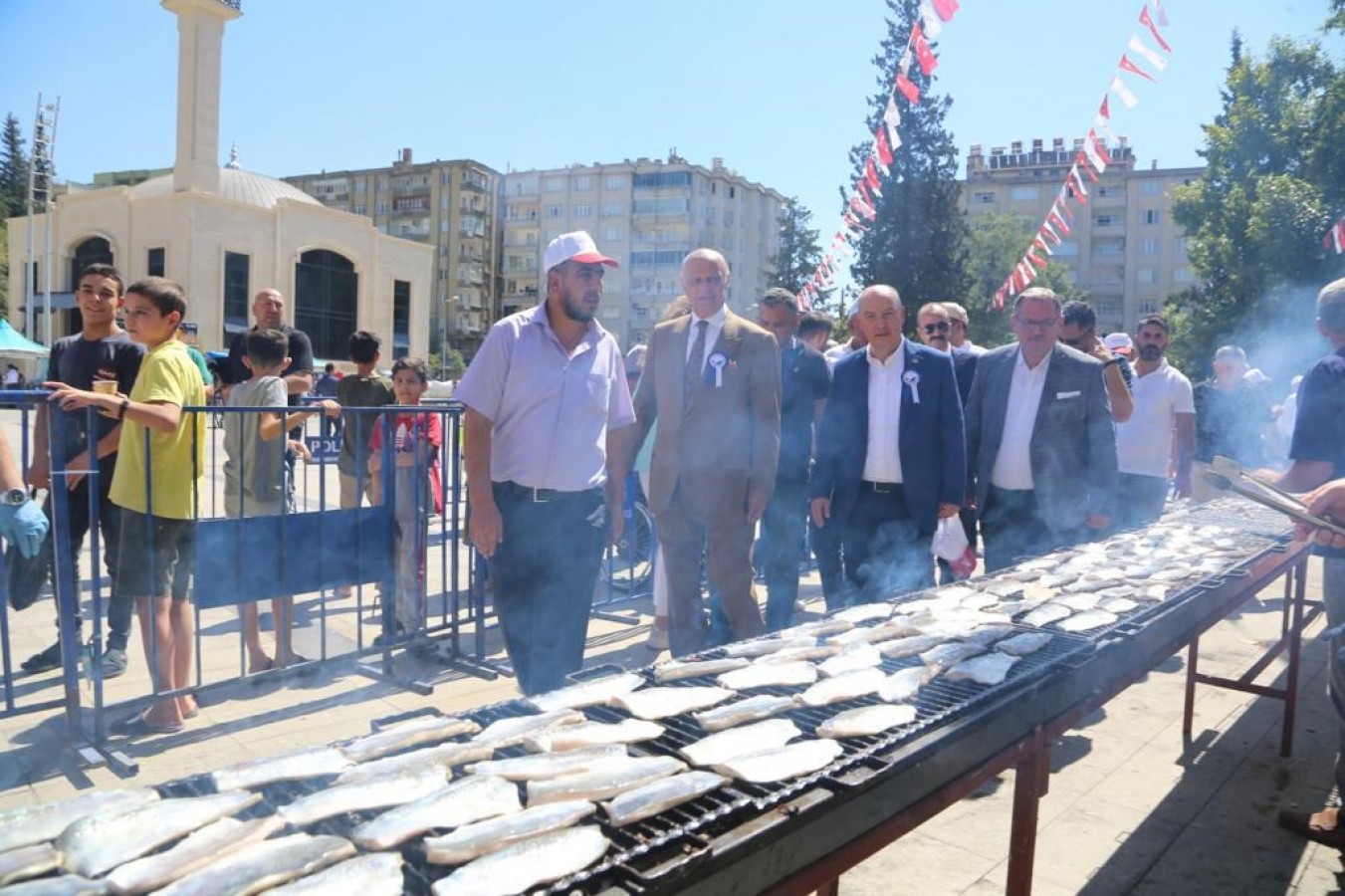 Maraş’ta balık festivali: 46 metre uzunluğundaki mangalda 4 ton balık pişirildi