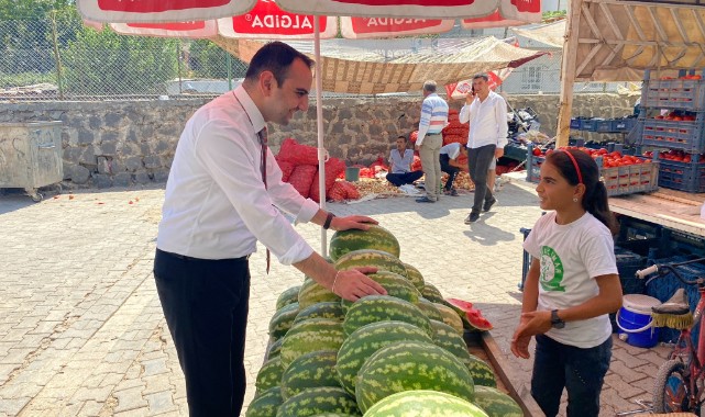 Pazarda çalışan öğrencilerden ‘çok ders çalışma sözü’ aldı