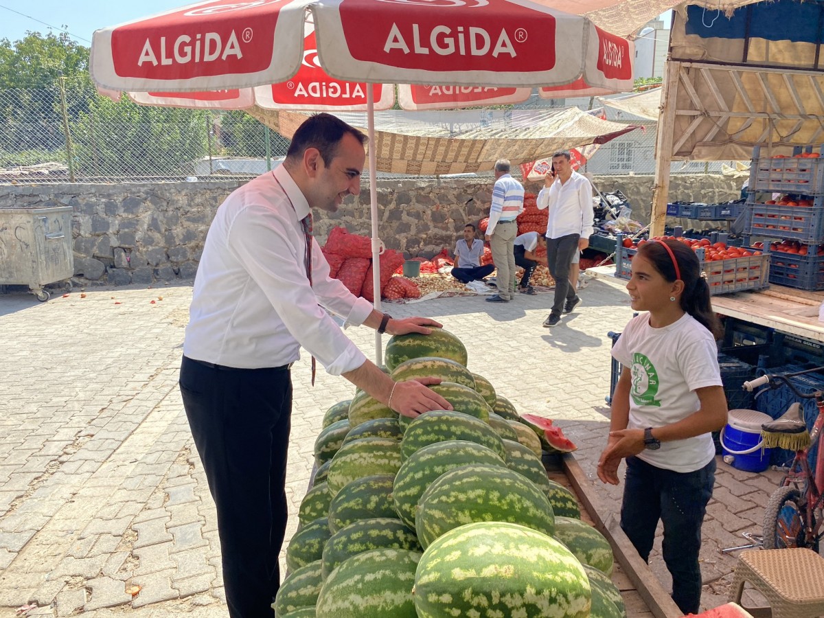 Pazarda çalışan öğrencilerden ‘çok ders çalışma sözü’ aldı;