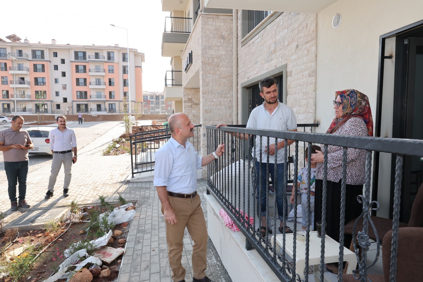 Kalıcı konutlara yerleşen vatandaşların taleplerini dinledi;