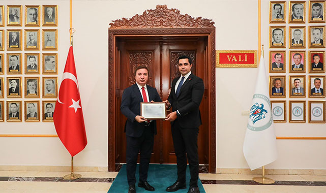 Validen 2 ayda 73 köy gezen kaymakama başarı belgesi!;
