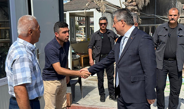 Vali Yılmaz'dan depremde hasar alan tarihi okula ziyaret;
