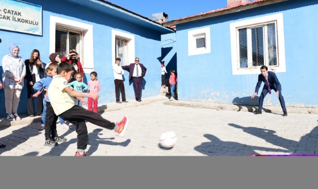 Köy okulunda öğrencilerle futbol oynadı