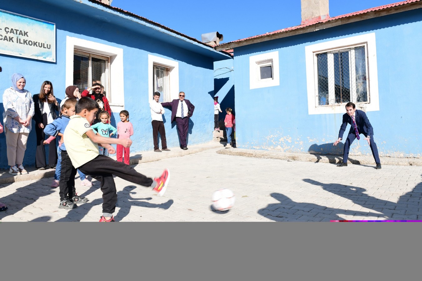 Köy okulunda öğrencilerle futbol oynadı