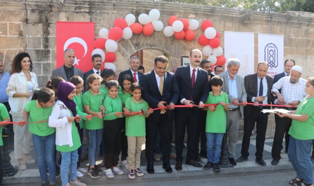 Kitaphanenin kurdelasını çocuklar kesti