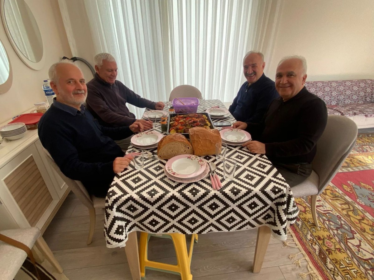 Dünya ev arkadaşları günü için 42 yıllık dostlardan öneri;