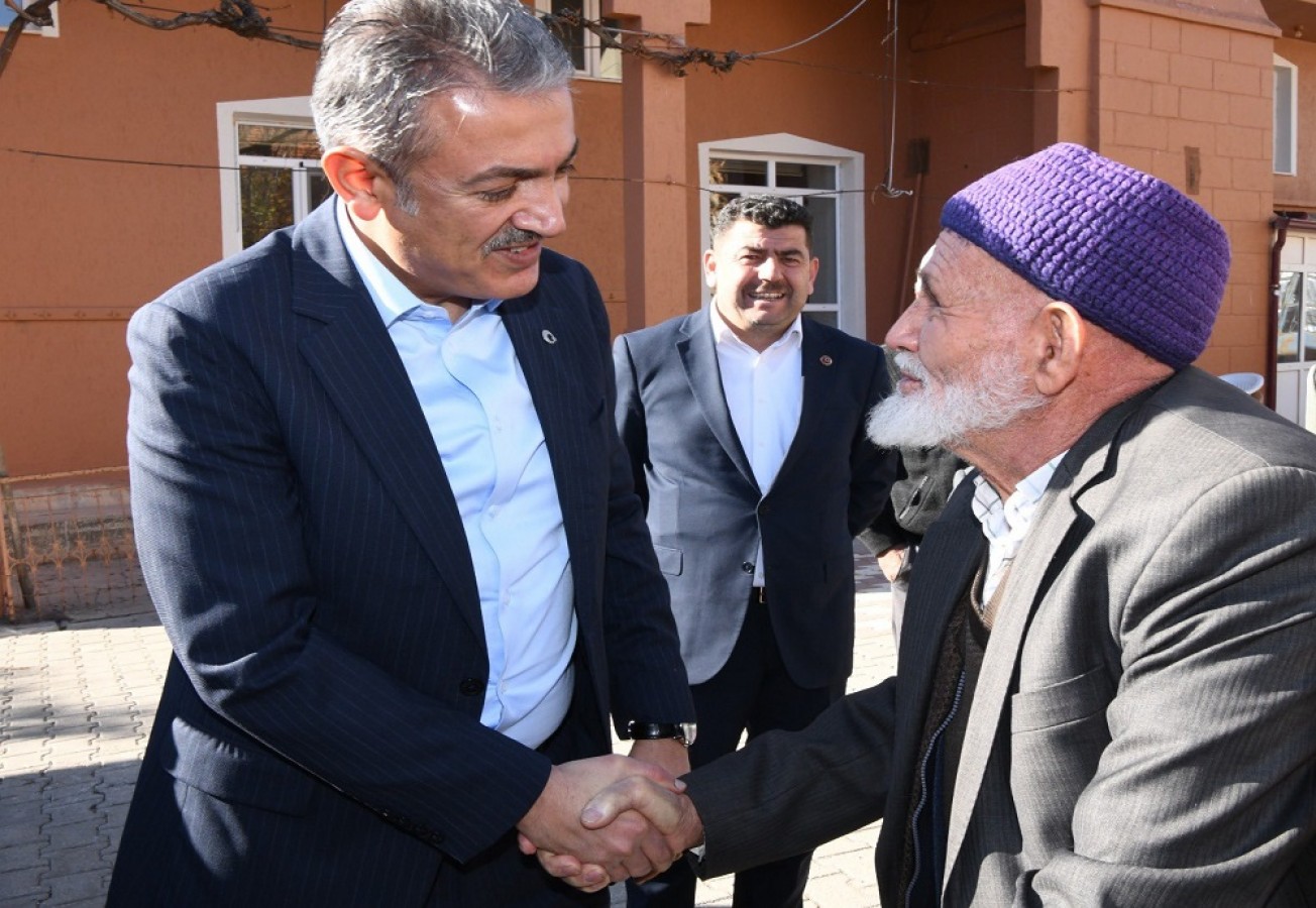 Tasarruf için iki makam aracından birini satışa çıkardı