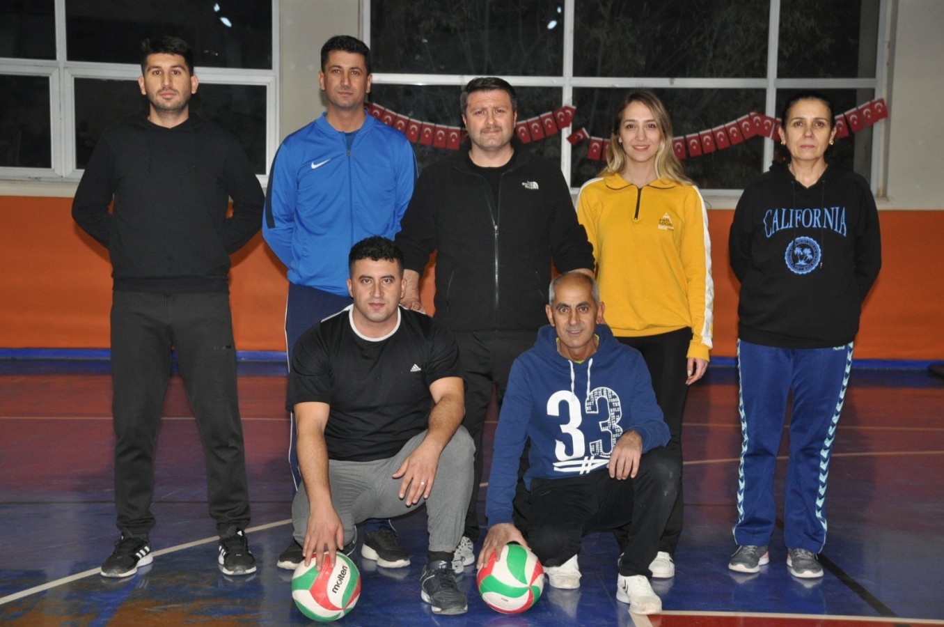 Voleybol turnuvasında ter döktü