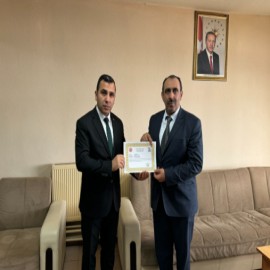 Kaymakam karla mücadele eden ekibe başarı belgesi verdi