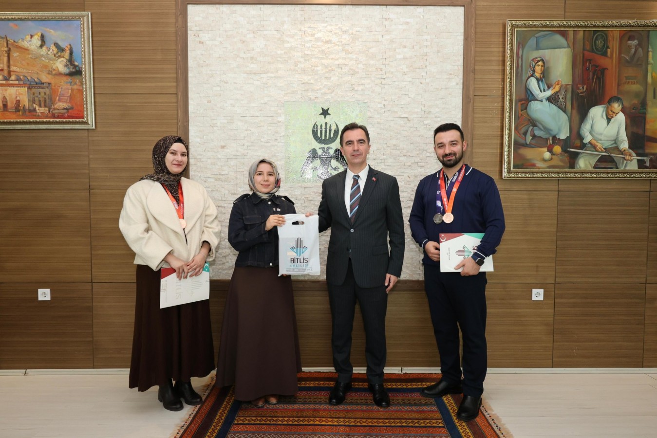 Vali Karakaya, Bitlis'i gururlandıran öğretmenleri tebrik etti;