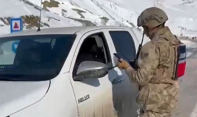 Hakkari'de çakar lamba kullanan sürücü trafikten men edildi!