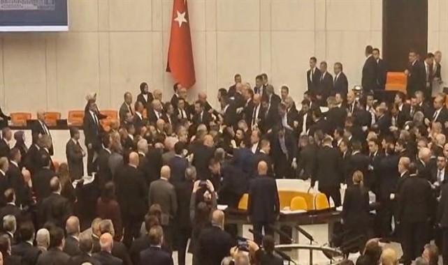 Meclis'te yemin töreninde yumruklu kavga!