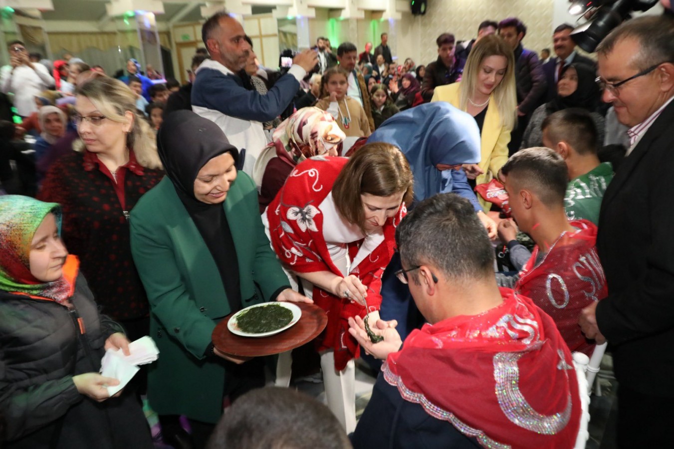 Temsili askerlik yapacak engelli gençler için kına gecesi;