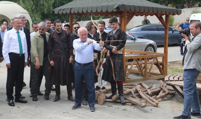 Beypazarı Festivali'nde demir dövüp ok attılar !