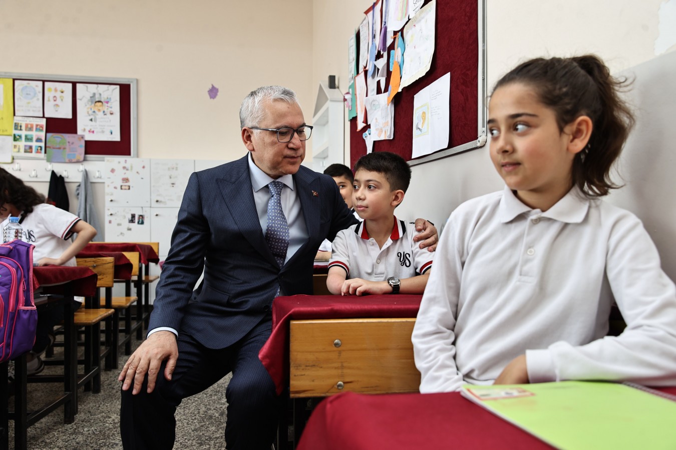 Validen kendisini okula davet eden öğrenciye jest