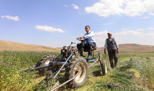 Biçerle ot biçen Vali: Çiftçiye tam destek vereceğiz