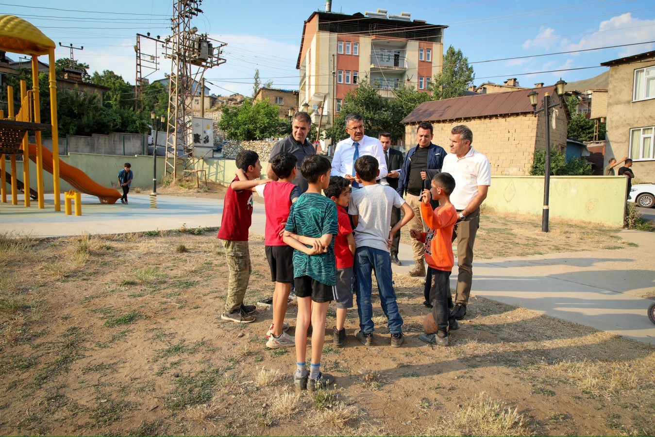 Çocuklarla birlikte çocuk parkını inceledi