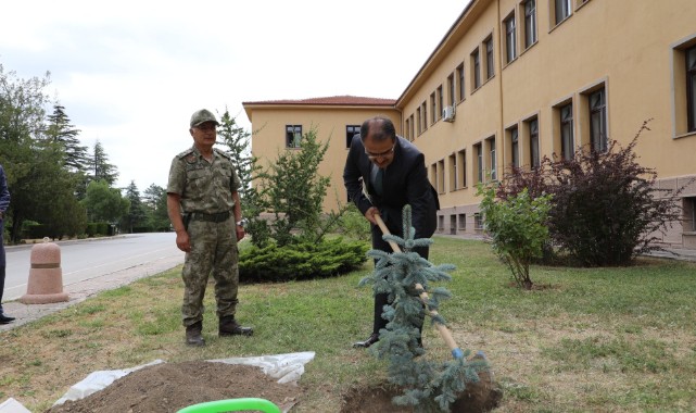 Tugayın bahçesine hatıra fidanı dikti