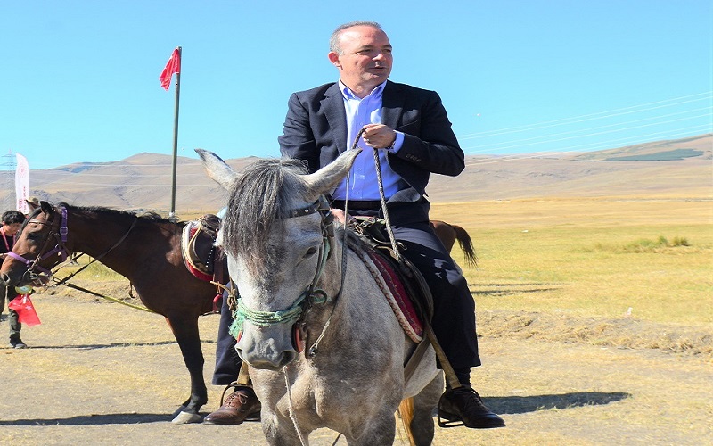 Vali Öner, rahvan at yarışlarını izledi;