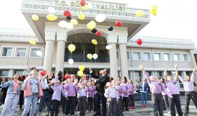 Kız çocuklarıyla balon uçurdu