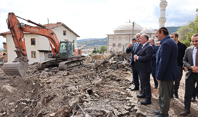Vali Çalgan, yangında kullanılamaz hale gelen evleri inceledi: ''Mal yerine gelir, Allah’ın izniyle daha iyisi yapılır'';