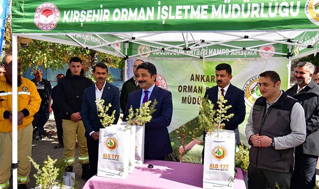 Vali Demiryürek, hem fidan dağıttı hem de talepleri dinledi
