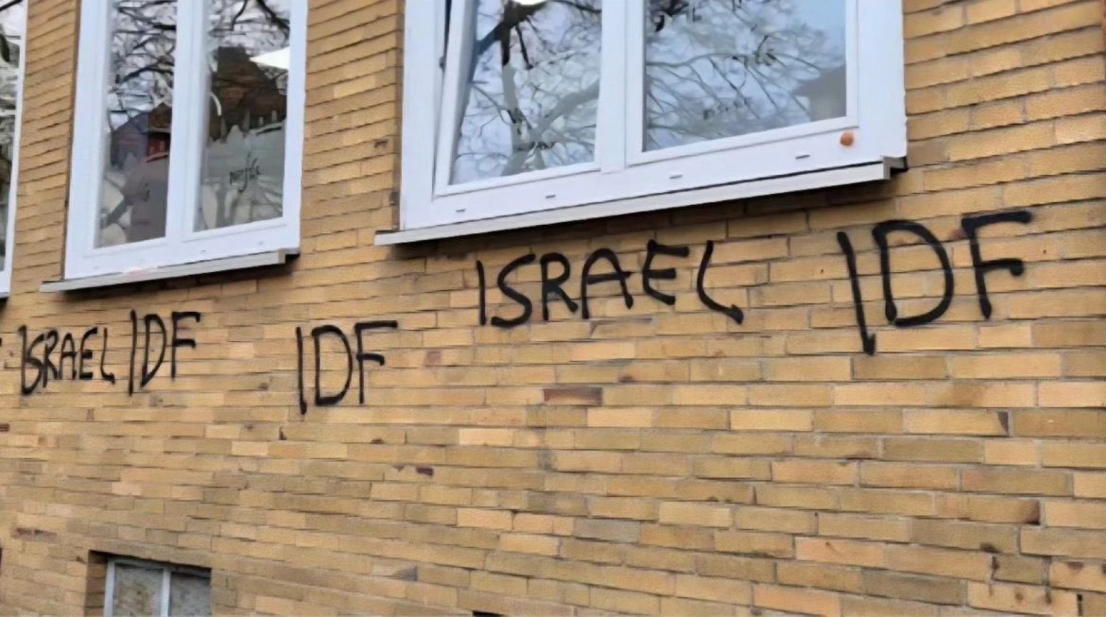 Almanya'da iki Türk camisine saldırı