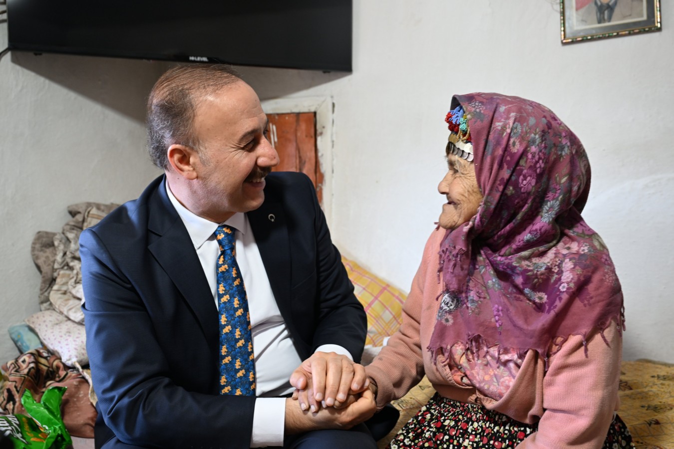 Vali Erin, 93 yaşındaki şehit annesinin hayır duasını aldı;