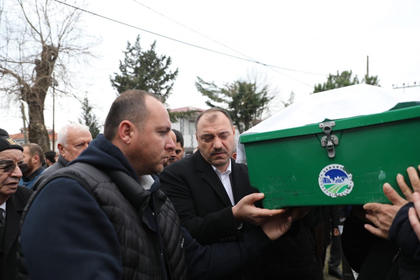 Şehit babasını son yolculuğunu uğurladı;