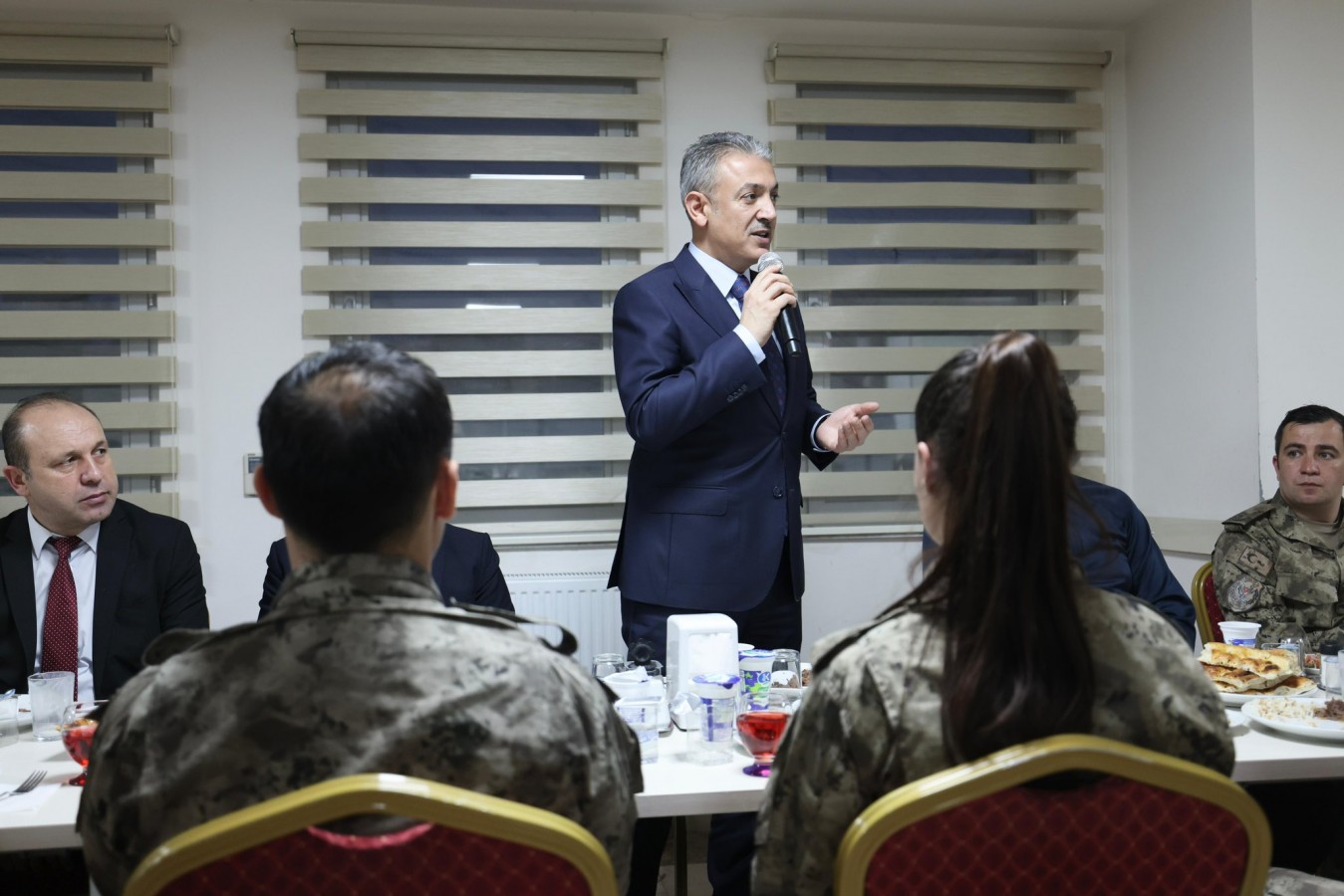 İlk iftarını Özel Harekat polisleri ile yaptı